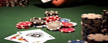 Studio baccarat multi-kamera dengan statistik permainan real-time